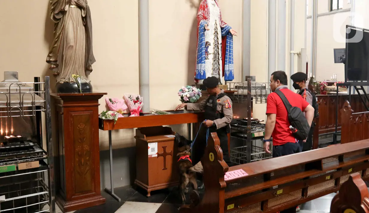 Jumlah tersebut akan ditambah hampir dua kali lipat menjadi 150 anggota saat malam Natal dan Hari Raya Natal. (Liputan6.com/Herman Zakharia)