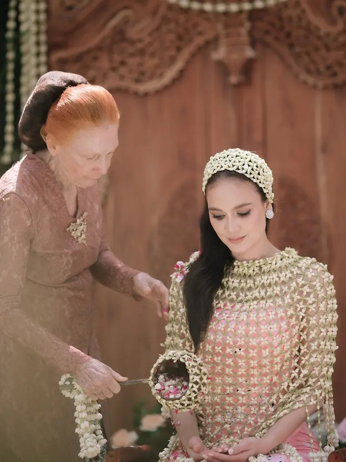 Potret Ayu Ibu Luna Maya Saat Siraman Sang Putri di Usia 79 Tahun, Jadi Perempuan Jawa dengan Wajah Bule