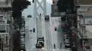Pejalan kaki melintasi California Street di San Francisco, Amerika Serikat, 24 Februari 2023. California dan bagian lain di Barat menghadapi salju lebat dan hujan dari badai musim dingin terbaru yang melanda Amerika Serikat. (AP Photo/Jeff Chiu)