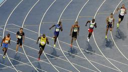 Usain Bolt mengalahkan tujuh pelari dunia lainnya untuk meraih emas ketiganya di nomor 200m olimpiade secara beruntun. (AP Photo/Mark Baker)