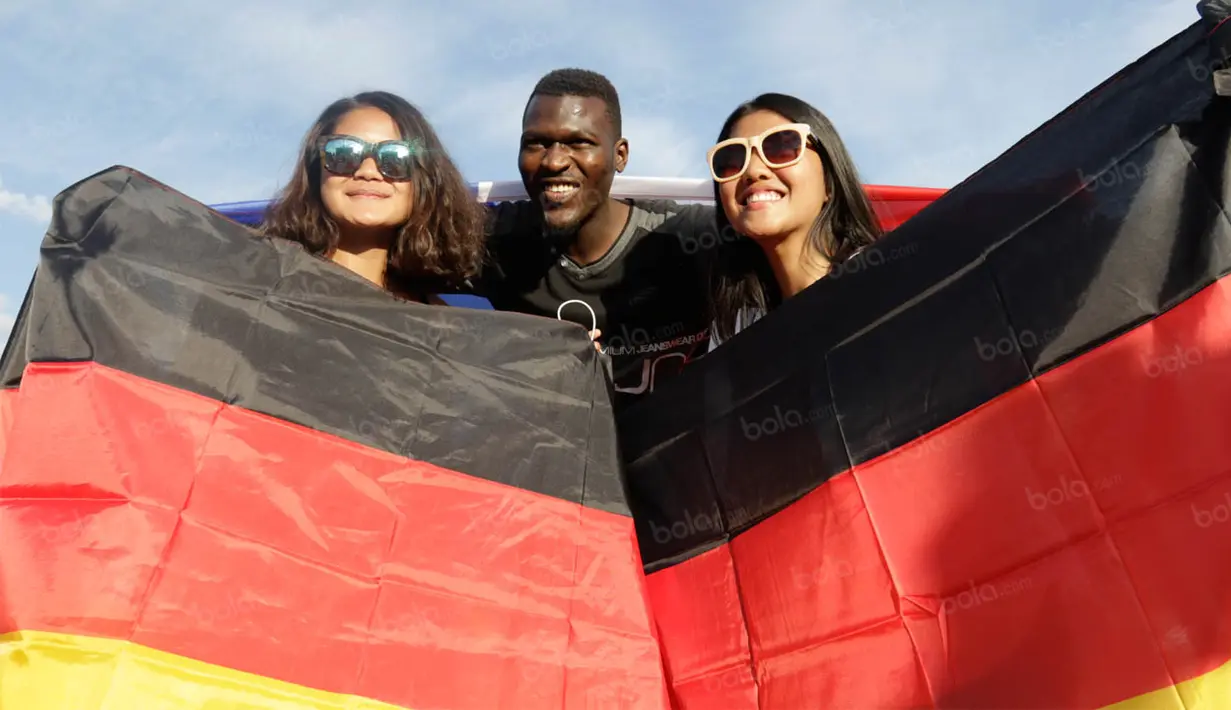 Kemeriahan itu tentu menjadi pengalaman tersendiri bagi dua mahasiswi Indonesia yang memang sedang berkuliah di Westfalische Hochschule, Jerman itu. (Bola.com/Vitalis Yogi Trisna)