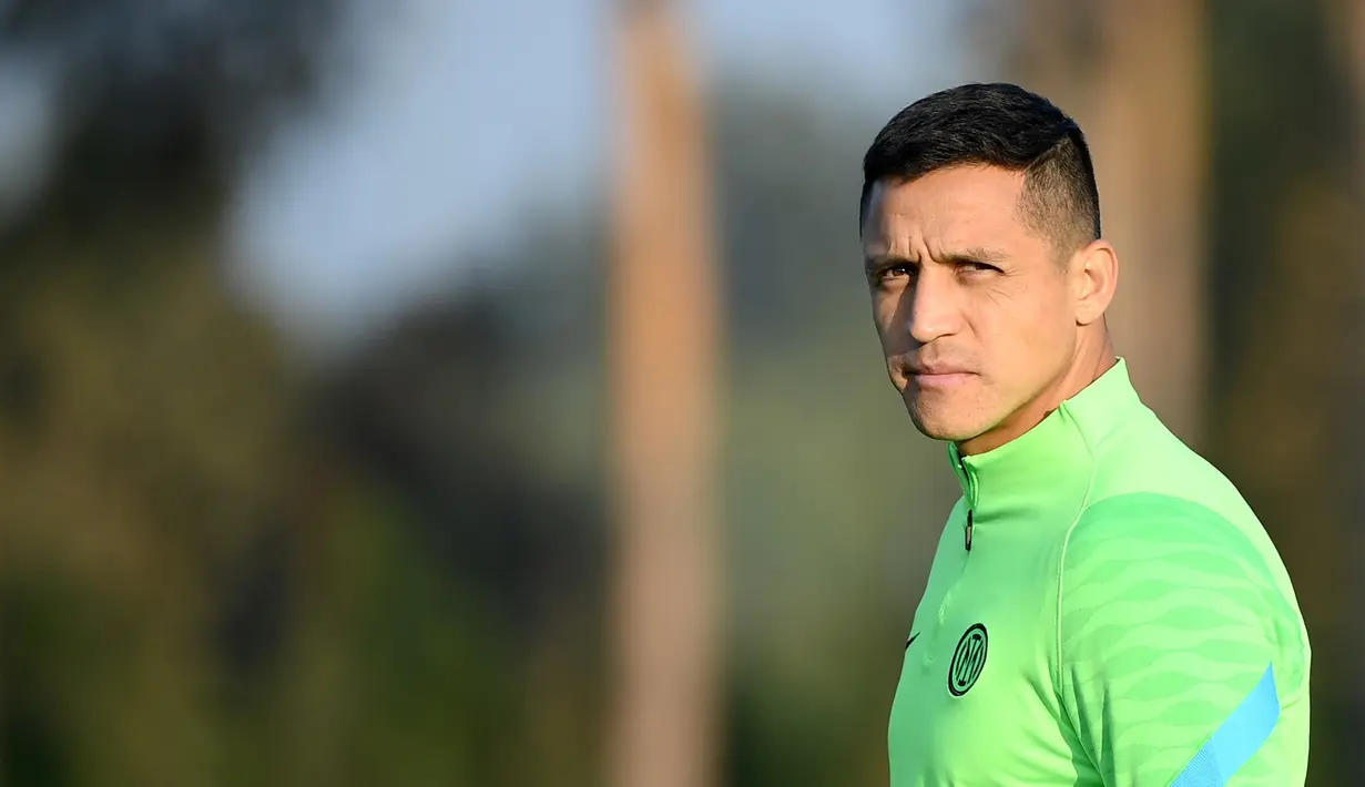 Penyerang Inter Milan, Alexis Sanchez tiba menghadiri sesi latihan tim di Suning Training Center di Appiano Gentile dekat Milan(18/10/2021). Inter Milan akan bertanding melawan Sheriff pada Grup D Liga Champions. (AFP/Marco Bertorello)