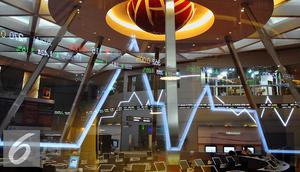 Suasana kantor Bursa Efek Indonesia, Jakarta, Kamis (10/11). Dari 538 saham yang diperdagangkan di Bursa Efek Indonesia, 181 saham menguat, 39 saham melemah, 63 saham stagnan, dan sisanya belum diperdagangkan. (Liputan6.com/Angga Yuniar)