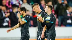 (kiri ke kanan) Pemain Lazio Luis Alberto, Sergej Milinkovic-Savic, dan Mario Gila Fuentes berjalan keluar lapangan usai melawan FC Midtjylland pada pertandingan sepak bola Grup F Liga Europa di MCH Arena, Herning, Denmark, 15 September 2022. Lazio kalah 1-5. (Bo Amstrup/Ritzau Scanpix via AP)