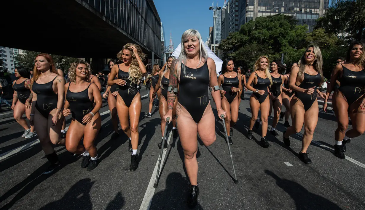 Para model berbaris di tengah jalan Paulista Avenue, Sao Paulo, mempromosikan kontes kecantikan Miss Bumbum 2017, Senin (7/8). Kontes yang menganugerahi wanita dengan pantat terindah seantero Brasil itu diadakan 6 November mendatang. (Nelson ALMEIDA/AFP)