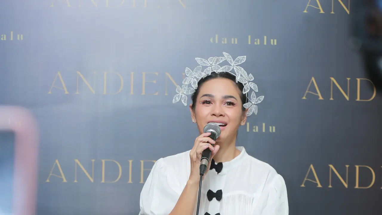 Andien di konferensi pers perilisan album barunya "Dan Lalu", Jumat (29/9/2023). (Foto: Adrian Putra/Fimela)