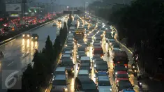 Sejumlah Kendaraan terjebak macet dikawasan Duren tiga Jakarta Selatan, Jakarta, Senin (23/5). Hujan lebat yang mengguyur ibu kota membuat lalulintas di beberapa titik ruas jalan menjadi macet dan semrawut. (Liputan6.com/Yoppy Renato)