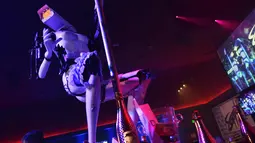 Sebuah robot menari striptis di Sapphire Gentlemen's Club di CES 2018 di Las Vegas, AS (8/1). Seperti layaknya manusia, ternyata robot-robot ini bisa menari striptis. (AFP Photo/Mandel Ngan)