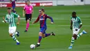 Penyerang Barcelona, Antoine Griezmann, menggiring bola saat melawan Real Betis pada laga La Liga di Stadion Camp Nou, Sabtu (7/11/2020). Barca menang dengan skor 5-2.(AP/Joan Monfort)