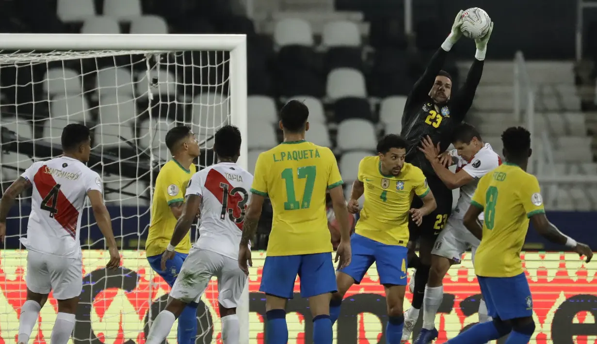 Peru tampil lebih banyak menyerang di babak kedua. Kiper Brasil, Ederson Moraes beberapa kali digempur tembakan yang mengarah ke gawangnya. Namun berkat penampilan solidnya di bawah mistar gawang, Ia mampu menjaga gawangnya tetap perawan. (Foto: AFP/Bruna Prado)