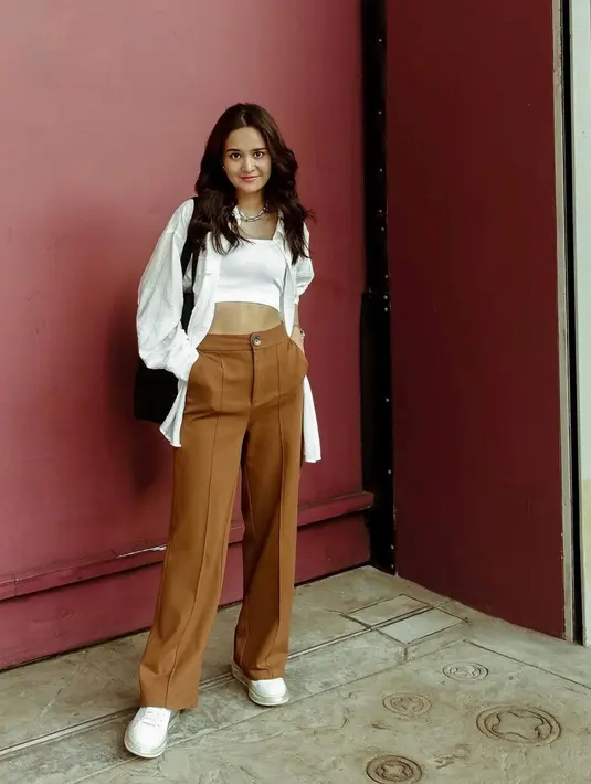 Michelle Ziudith tidak ragu pamer perut rata dengan crop top putih dan straight pants cokelat [instagram/michelleziu]