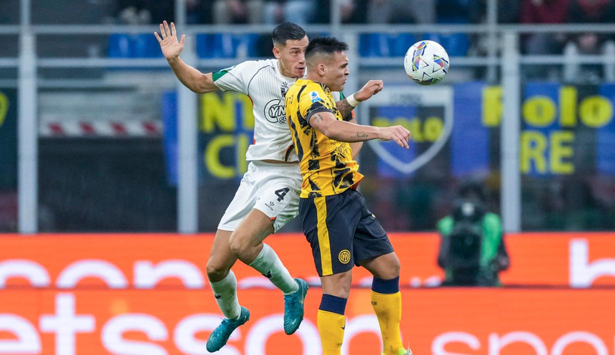 Pemain Venezia, Jay Idzes, duel udara dengan pemain Inter Milan, Lautaro Martines, pada laga lanjutan Liga Italia, di Stadion Giuseppe Meazza, Senin (4/11/2024). (AP Photo/Antonio Calanni)