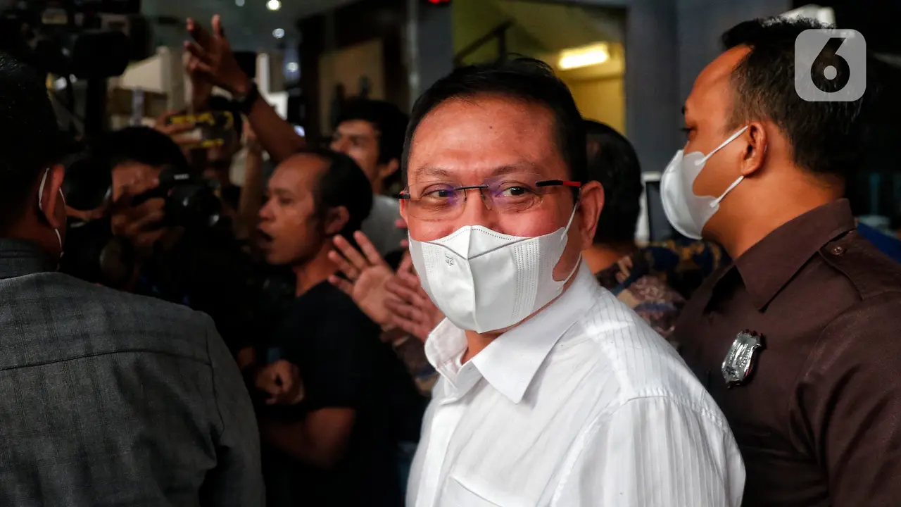 Sekretaris MA Hasbi Hasan Beri Salam Usai Diperiksa KPK Terkait Dugaan Kasus Suap