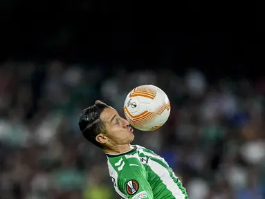 Gelandang Real Betis Andres Guardado mengontrol bola saat menjamu AS Roma pada laga pekan ke-4 Grup C Liga Europa 2022/2023  di Estadio Benito Villamarin, Kamis (13/10/2022). Laga Real Betis vs AS Roma di matchday 4 Liga Europa berakhir tanpa pemenang. (AP Photo/Jose Breton)