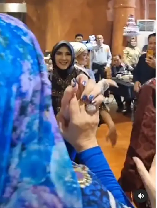 "Setelah ber-bulan2 di Lokassi shooting, Alhamdullilah bisa silahturahmi menghadiri milad Umi kesayangan yg ke 72 Masya ALLAH berkah usia, Doa terbaik utk Umi @elvy_sukaesih," tulis yatioctaviapangky. [Instagram/cameliamalikreal]