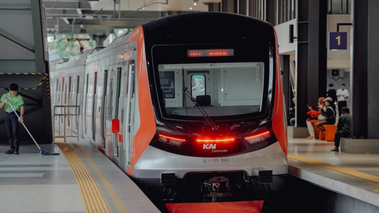 Tertahan di Stasiun Jatinegara, KA Purwojaya Tawarkan Refund 100 Persen untuk Penumpang