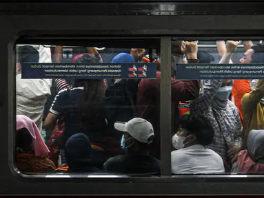 Penumpang menaiki kereta rel listrik (KRL) di Stasiun BNI City, Jakarta, Minggu (31/7/2022). Stasiun BNI City mulai melakukan uji coba operasi sebagai stasiun KRL untuk pelayanan naik dan turun penumpang KRL pada hari ini. (Liputan6.com/Faizal Fanani)