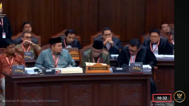 Ketua KPU Hasyim Asy’ari (baris depan, kedua dari kanan) (Youtube MK)