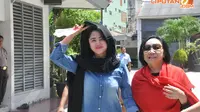 Dewi Perssik bersama Nunun Nurbaeti (tersangka kasus suap pemilihan Deputi Senior Bank Indonesia) berjalan menuju TPS 115, Rabu (9/4/14)(Liputan6.com/Panji Diksana)
