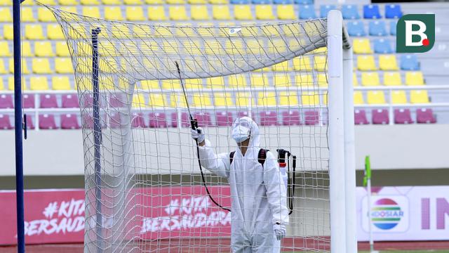 FOTO: Prokes Ketat di Piala Menpora, Petugas Semprotkan Cairan Disinfektan di Lapangan