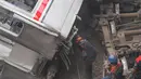 Petugas melakukan pengecekan saat proses evakuasi gerbong Kereta Rel Listrik (KRL) Commuter Line pasca-tabrakan Kereta Api Jarak Jauh (KAJJ) Argo Bromo Anggrek relasi Gambir-Surabaya Pasar Turi di Stasiun Bekasi Timur, Bekasi, Jawa Barat, Selasa (28/4/2026). (merdeka.com/Arie Basuki)