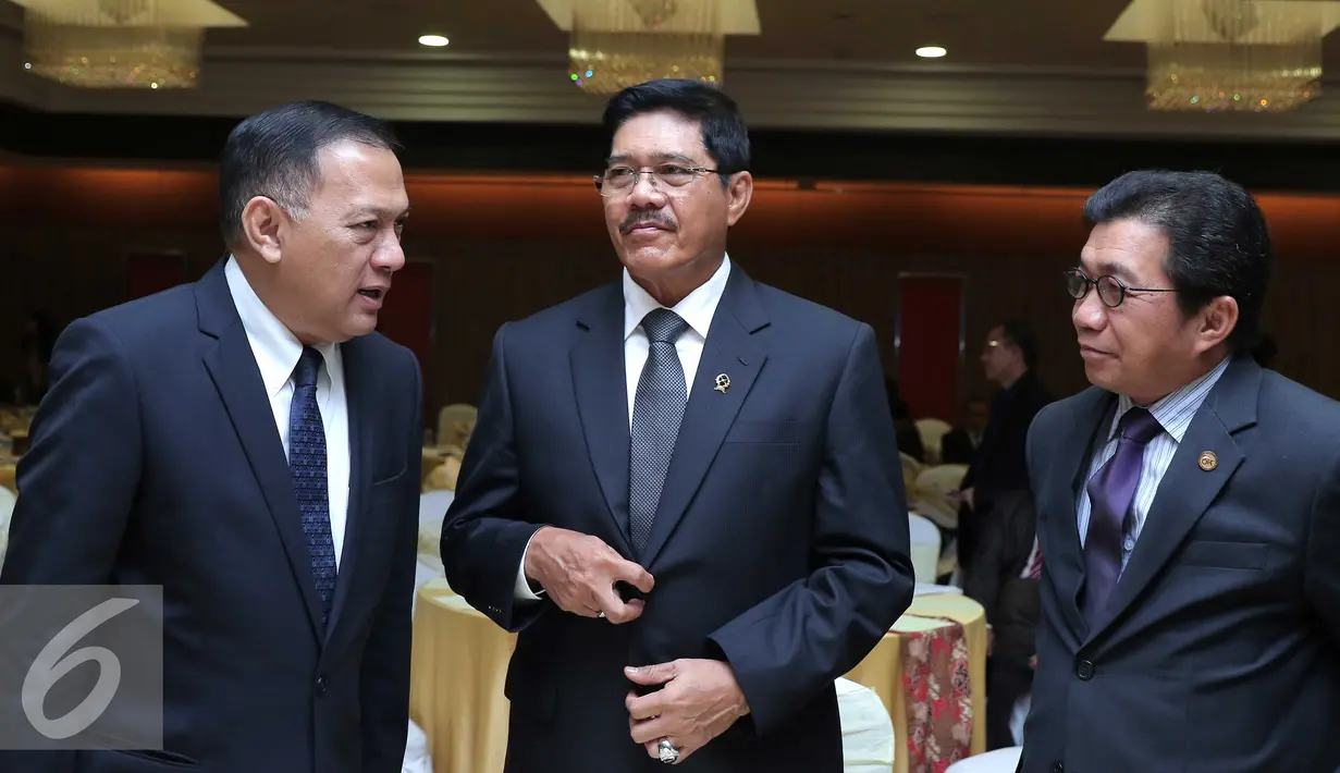 (ki-ka) Gubernur Bank Indonesia Agus Martowardojo, Ketua MA Muhammad Hatta  dan Ketua Dewan Komisioner OJK Muliaman D. Hadad berbincang usai penandatanganan Nota Kesepahaman di Jakarta, Senin (22/2). (Liputan6.com/Angga Yuniar)