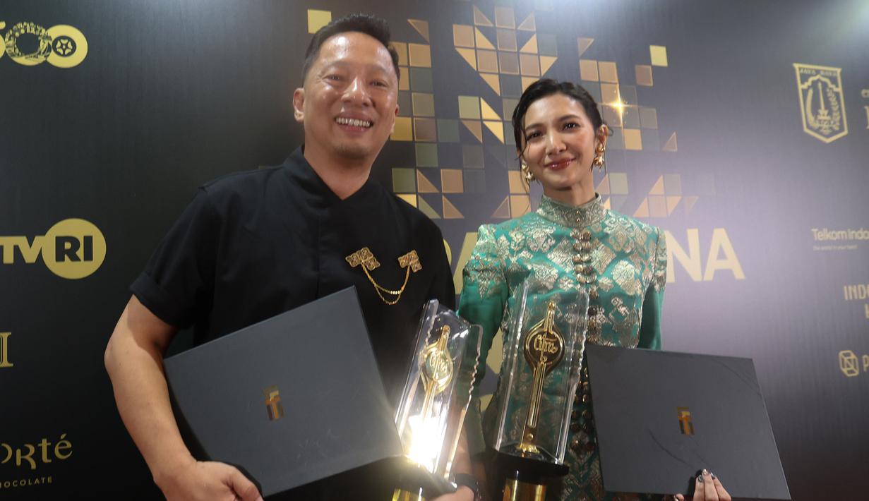 Ringgo Agus Rahman berfoto bersama Sheila Dara Aisha pada malam penganugerahan di Taman Ismail Marzuki (TIM) Jakarta pada Kamis (20/11/2025) malam. Ringgo Agus Rahman menyabet penghargaan bergengsi ini berkat akting memukaunya dalam film Panggil Aku Ayah. Sementara, Sheila Dara Aisha menyabet penghargaan bergengsi ini berkat akting memukaunya dalam film Sore: Istri dari Masa Depan. (Kapanlagi.com/Budy Santoso)