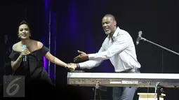 Brian McKnight dan Raisa usai berkolaborasi dalam gelaran konser "The 90s Soul Ace" di kawasan Kasablanka, Jakarta, Kamis (8/12). Kolaborasi kedua musisi ini sangat apik, sehingga mendapat tepuk tangan meriah dari penonton. (Liputan6.com/Herman Zakharia)