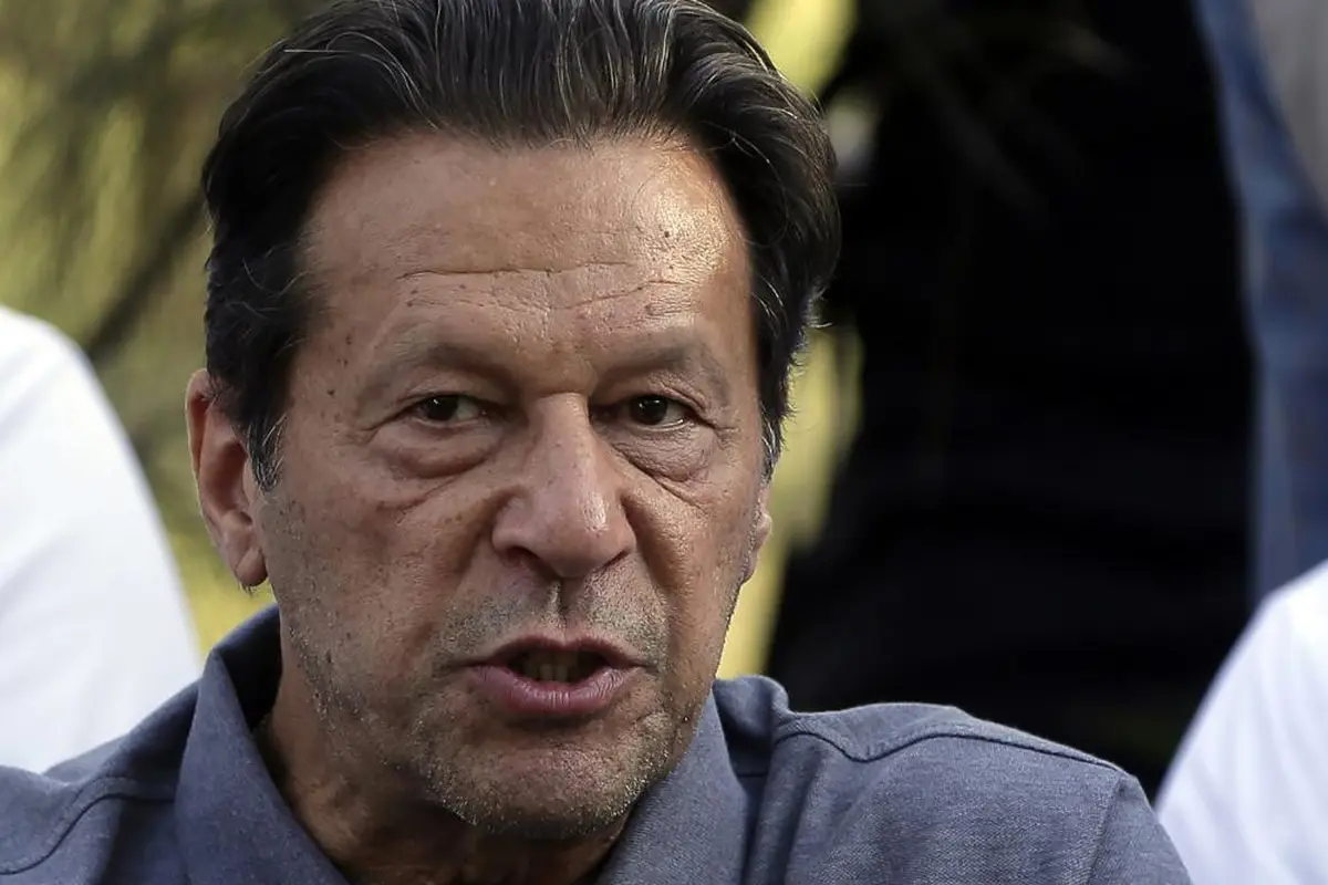Potret mantan PM Pakistan Imran Khan dalam konferensi pers di Islamabad, 23 April 2022. (Rahmat Gul/AP Photo)