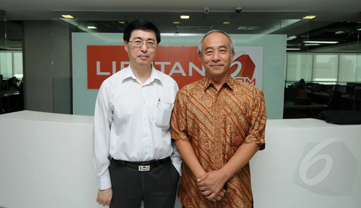 Mantan Direktur Informasi Pers TETO, Tommy Lee (kanan) dan Tseng Wei-ming berfoto bersama usai sesi wawancara khusus di ruang redaksi Liputan6.com di kawasan Senayan, Jakarta, Selasa (27/1/2015). (Liputan6.com/Helmi Fithriansyah)