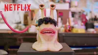 Eiichiro Oda, kreator, ilustrator, produser eksekutif ONE PIECE, menyampaikan pesan melalui Transponder Snail (Den Den Mushi). (Foto: Netflix)