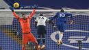 Kiper Tottenham Hotspur, Hugo Lloris, membuat penyelamatan dari tandukan gelandang Chelsea, Christian Pulisic (kanan), dalam laga lanjutan Liga Inggris 2020/21 di Stamford Bridge, Minggu (29/11/2020) waktu setempat. Tottenham bermain imbang 1-1 dengan Chelsea. (AFP/Justin Tallis/Pool)