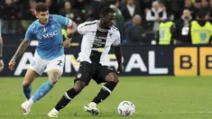 Penyerang Udinese, Keinan Davis berebut bola dengan bek Napoli Giovanni Di Lorenzo pada laga pekan ke-35 Serie A di Bluenergy Stadium, Selasa (7/05/2024) dini hari WIB. (Andrea Bressanutti/Lapresse via AP)