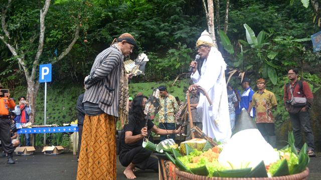 Ruwat Curug Cipendok, Cilongok, Banyumas. (Foto: Liputan6.com/Perhutani/Muhamad Ridlo)