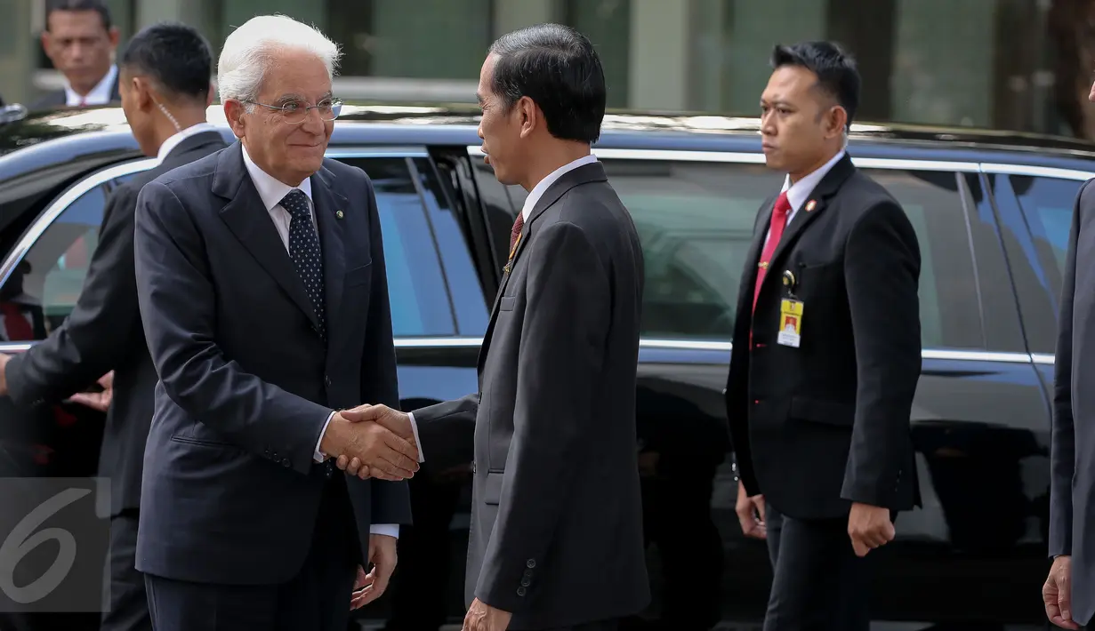 Presiden Jokowi saat menyambut kedatangan Presiden Italia Sergio Mattarela di Istana Merdeka, Jakarta, (9/11/2015). Kunjungan Presiden Mattarella itu adalah untuk meningkatkan kerja sama ekonomi antara Indonesia dan Italia. (Liputan6.com/Faizal Fanani)