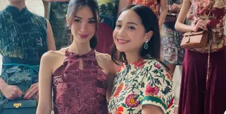 Tak hanya Heart, acara ini juga diramaikan oleh kehadiran para selebritas ternama Indonesia yang memancarkan pesona luar biasa. Seperti Nagita Slavina yang memancarkan nuansa elegan tetapi juga playful lewat padu padan floral blouse dengan aksen bulu di tepian, yang dipadukan dengan loose pants warna maroon, serta tas jinjing Vone World x Heart Evangelista. [Fimela/Hilda Irach].