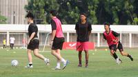 Pesepakbola asal Inggris, Jesse Lingard saat memberikan coaching clinic di Stadion Madya, Jakarta, Sabtu (10/6/2023). (Bola.com/Muhammad Iqbal Ichsan)