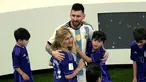 Pemain Argentina, Lionel Messi merayakan gelar juara Piala Dunia 2022 bersama ibu (tengah kiri) dan anak-anaknya setelah mengalahkan Prancis di babak adu penalti dengan skor 4-2 pada laga final yang berlangsung di Lusail Stadium, Qatar, Minggu (18/12/2022), (AP Photo/Francisco Seco)