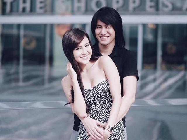 Kevin Aprilio Main Piano Sambil Pangku Pacar Memes Keren Kak Showbiz Liputan6 Com