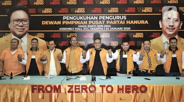 Ketua Panitia Pelaksana Pengukuhan Pengurus DPP Hanura Benny Rhamdani (keempat kanan) didampingi anggota pengurus saat konferensi pers di Jakarta, Kamis (23/1/2020). Partai Hanura akan menggelar Pengukuhan Pengurus DPP 2019-2024 pada Jumat (24/1/2020) di JCC Senayan. (merdeka.com/Iqbal S. Nugroho)