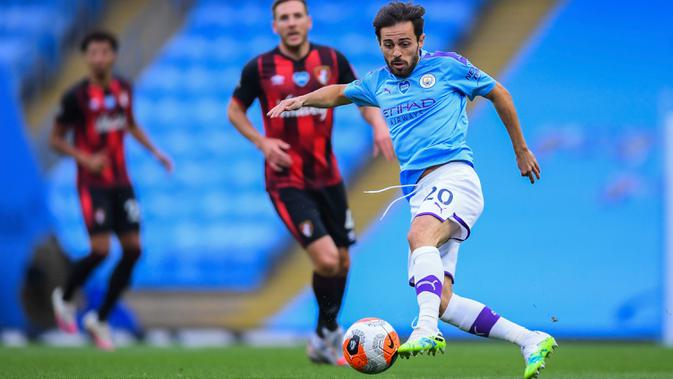 Gelandang Manchester City, Bernardo Silva menggiring bola saat bertanding melawan Bournemouth pada pertandingan lanjutan Liga Inggris di Stadion Ethiopia di Manchester, Inggris (15/7/2020). Manchester City menang tipis 2-1 atas Bournemouth. (Laurence Griffiths / Pool via AP)