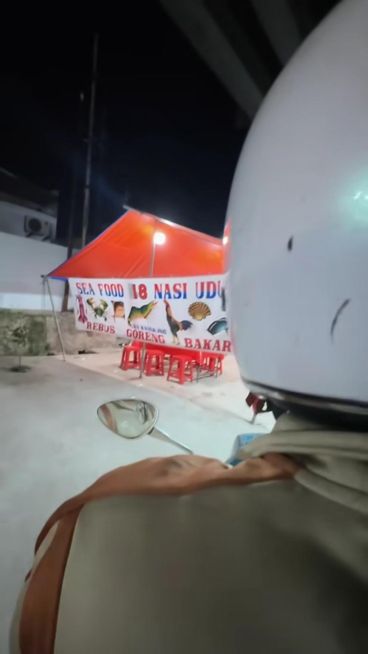Bahagia dalam Kesederhanaan, 10 Potret Arie Kriting dan Indah Permatasari Makan Pecel Ayam di Warung Tenda - Romantis Boncengan Naik Vespa