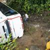 Kondisi bus yang jatuh di jalan penghubung Medellin dan Bogota dekat San Luis, Provinsi Antiokia, Kolombia, 27 Desember 2021. Tujuh orang, termasuk seorang wanita hamil, tewas dan 20 lainnya luka-luka ketika sebuah bus terjun ke jurang. (Fredy BUILES/AFP)