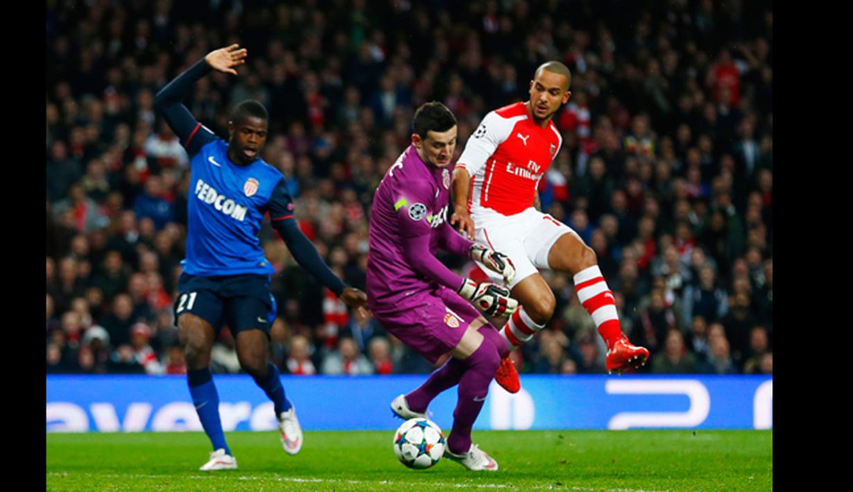 Gelandang Arsenal, Theo Walcott berusaha merebut bola dengan penjaga gawang AS Monaco di laga 16 besar Liga Champions di Emirates Stadium, London, (25/2/2015). AS Monaco unggul 3-1 atas Arsenal. ( Reuters/Eddie Keogh)