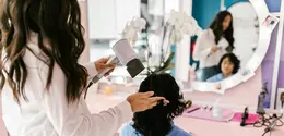 Ilustrasi perawatan rambut di salon. (Credit: Pexels/RDNE Stock project)