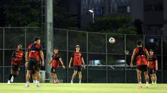 Mauro Zijlstra bersama para pemain Persija berlatih menjelang laga lanjutan BRI Super League 2025/2026 melawan PSM Makassar di lapangan latih Jakarta International Stadium, Jakarta, Kamis (19/02/2026). (Bola.com/Bagaskara Lazuardi)