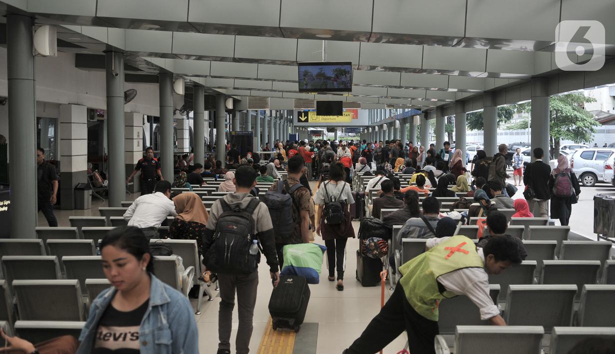 Suasana Stasiun Pasar Senen, Jakarta, Senin (17/2/2020). Tiket Mudik Lebaran 2020 yang dijual PT Kereta Api Indonesia tersedia untuk keberangkatan H-10 atau 14 Mei 2020. (merdeka.com/Iqbal Nugroho)