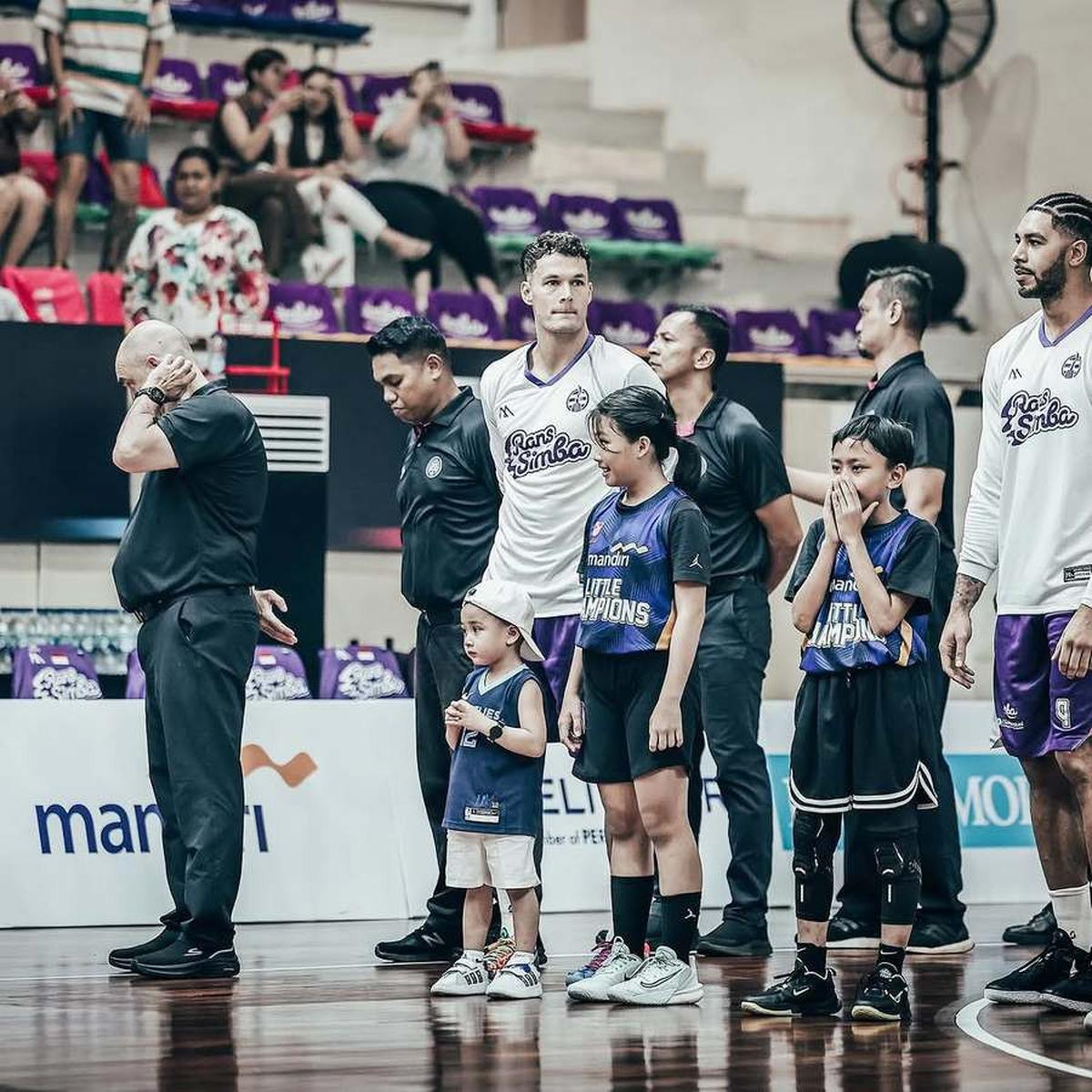 7 Potret Rayyanza Ikut Turun ke Lapangan IBL, Boss Cilik Rans Simba Bikin Gemas - Aura Sultannya Kenceng Banget