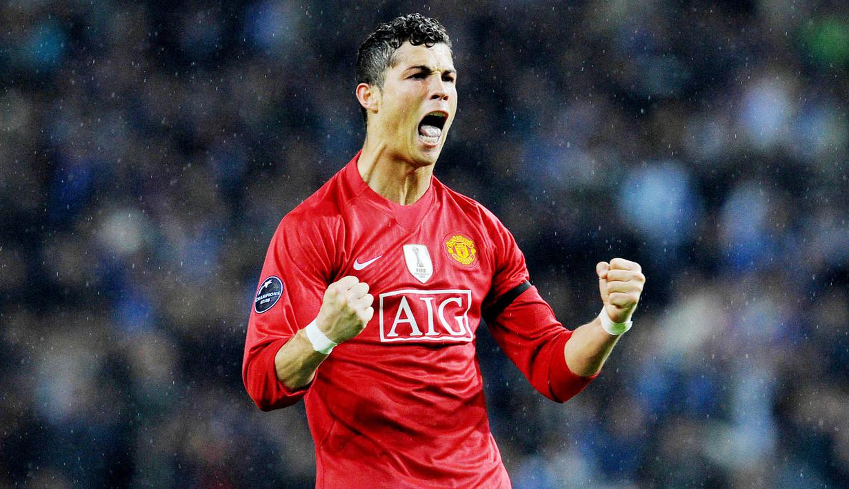 Cristiano Ronaldo - CR 7 membuat keputusan sensasional pada musim panas ini. Dia meninggalkan Juventus dan kembali ke Manchester United. MU bukan klub asing buat Ronaldo, bintang asal Portugal itu pernah memperkuat MU pada periode 2003-2009. (Foto: AP/Paulo Duarte)