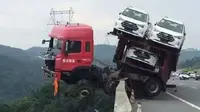 Truk itu menghantam dinding pembatas jembatan layang. Hal tersebut membuat kepala mobil itu tergantung di ujung tebing (Shanghaiist.com). 